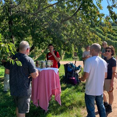 Pause mit Sektempfang auf der Wanderstrecke